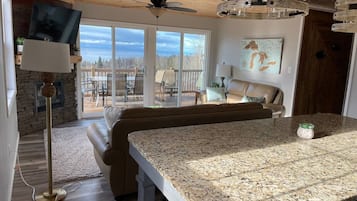 Televisor, llar de foc i taula de tennis de taula