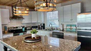 Frigorífic, forn, placa de cuina i cafetera i tetera