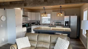 Televisor, llar de foc i taula de tennis de taula