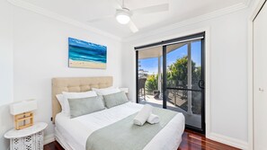 3 bedrooms, free WiFi, bed sheets - Unit 2 Tomaree Road 16 Upstairs (Shoal Bay)