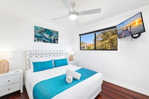 3 bedrooms, WiFi (free), bed sheets