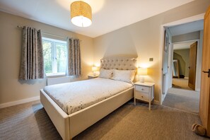 4 bedrooms, desk, iron/ironing board, Internet - Heathcot, High Kelling, Norfolk (High Kelling)