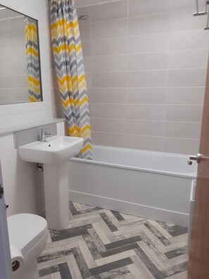Baignoire, serviettes fournies, papier de toilette