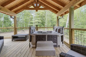 Cabin, 4 Bedrooms | Outdoor spa tub