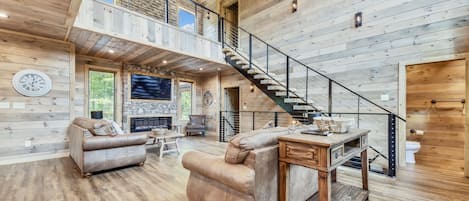 Cabaña, 4 habitaciones | Sala de estar | Smart TV