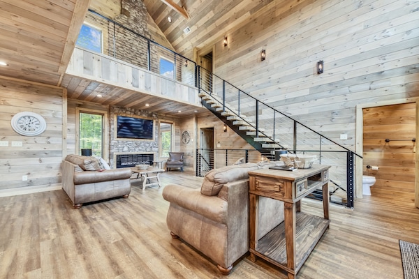 Cabin, 4 Bedrooms | Living room | Smart TV