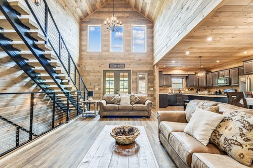 Stone Mountain Lodge 4 Bedroom Cabin by RedAwning