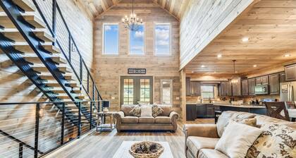 Stone Mountain Lodge 4 Bedroom Cabin by RedAwning