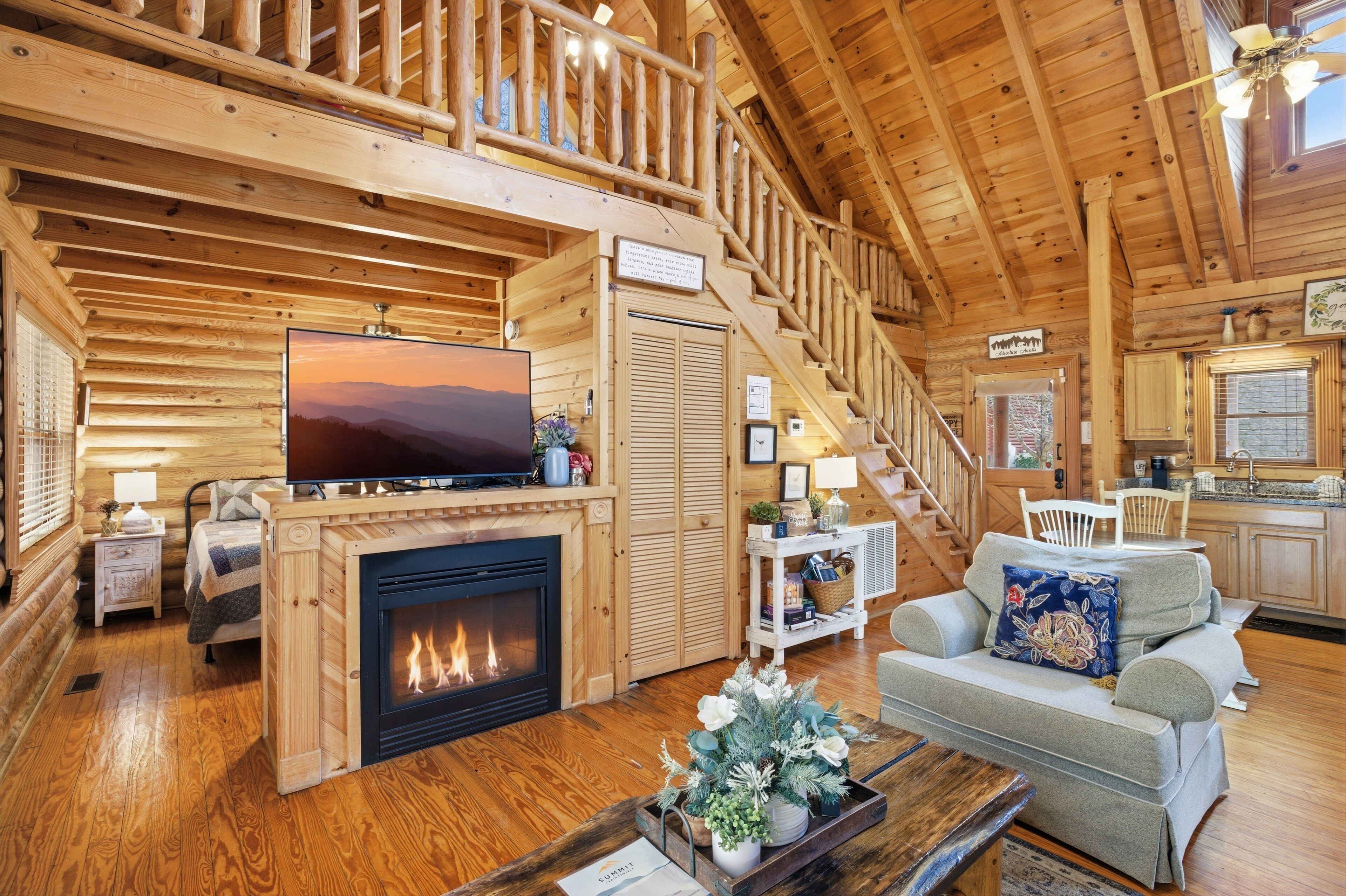 Huisje, 1 slaapkamer | Woonruimte | Smart-tv, een open haard en een dvd-speler