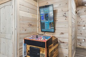 Game room - Hawkeye Ridge 3 Bedroom Cabin by RedAwning (Sevierville)