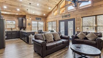 Cabaña, 3 habitaciones | Área de sala de estar | Smart TV