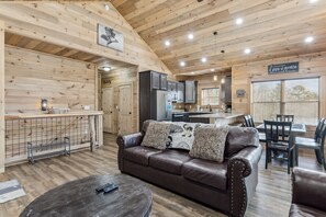 Chalet rustique, 3 chambres | Aire de séjour | Téléviseur connecté