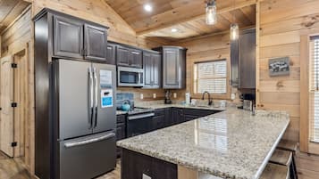 Cabaña, 3 habitaciones | Cocina privada | Refrigerador, horno, cafetera y tetera y tostadora