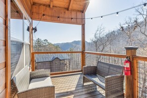 Terrace/patio - Hawkeye Ridge 3 Bedroom Cabin by RedAwning (Sevierville)