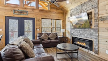 Cabaña, 3 habitaciones | Área de sala de estar | Smart TV