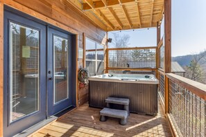 Cabin, 3 Bedrooms | Outdoor spa tub
