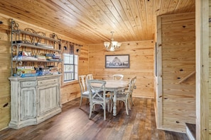 Cabin, 3 Bedrooms | Dining