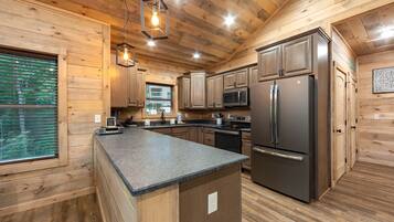 Cabin, 3 Bedrooms | Private kitchen | Fridge, oven, coffee/tea maker, toaster