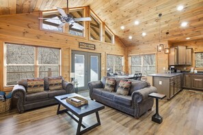 Cabane, 3 chambres | Coin séjour | TV connectée