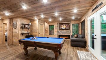 Cabin, 3 Bedrooms | Billiards