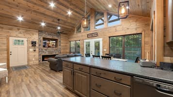 Cabin, 3 Bedrooms | Private kitchen | Fridge, oven, coffee/tea maker, toaster
