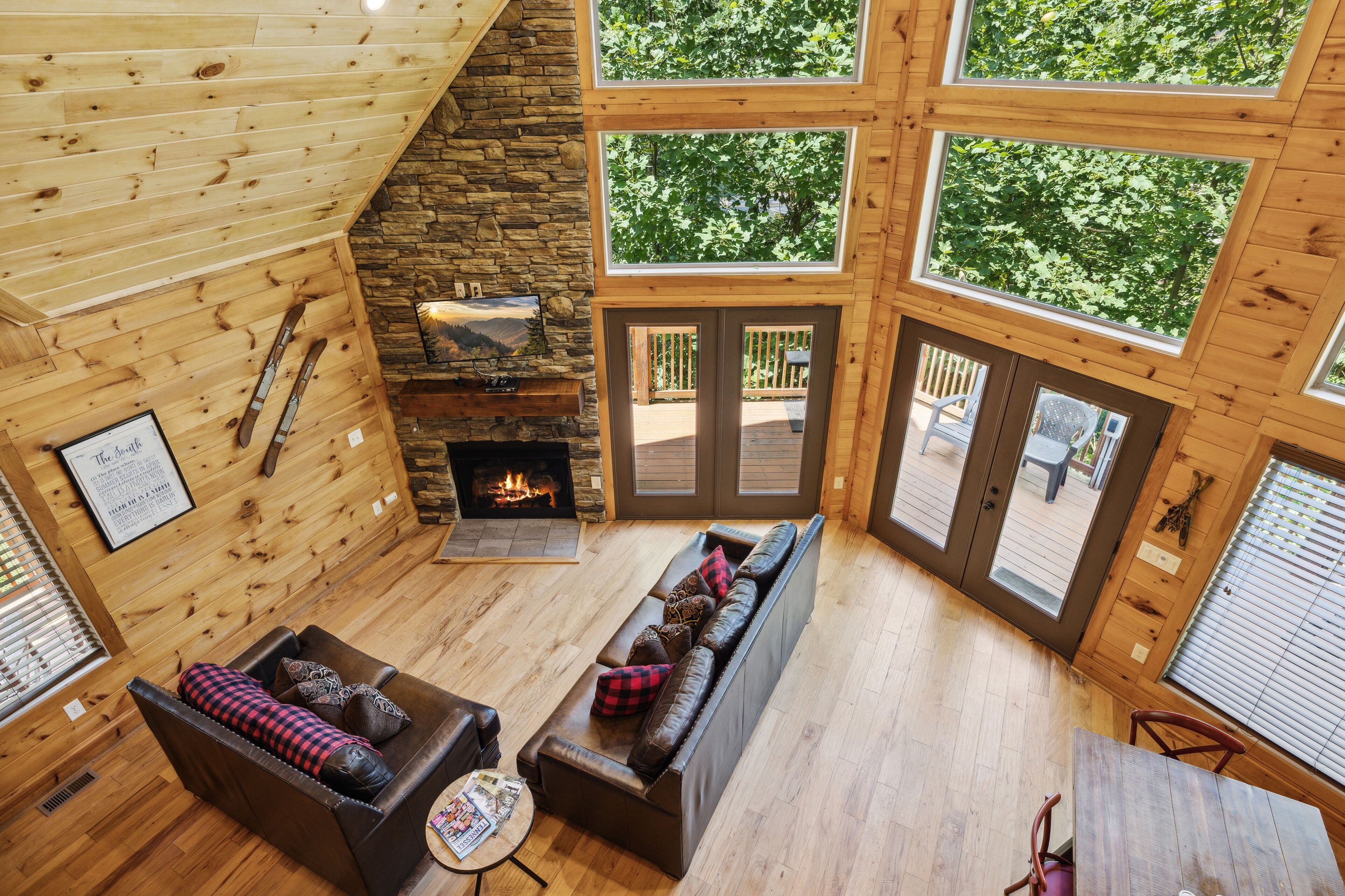 Cabane, 3 chambres | Coin séjour | TV connectée