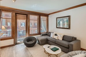 Condo, 2 Bedrooms | Living area