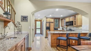 Townhouse, 3 kamar tidur | Dapur pribadi | Mesin pembuat kopi/teh, lemari es, oven, dan pemanggang roti