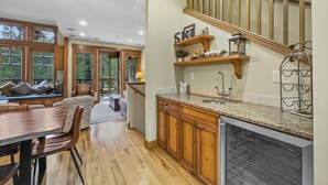 Townhouse, 3 kamar tidur | Dapur pribadi | Mesin pembuat kopi/teh, lemari es, oven, dan pemanggang roti
