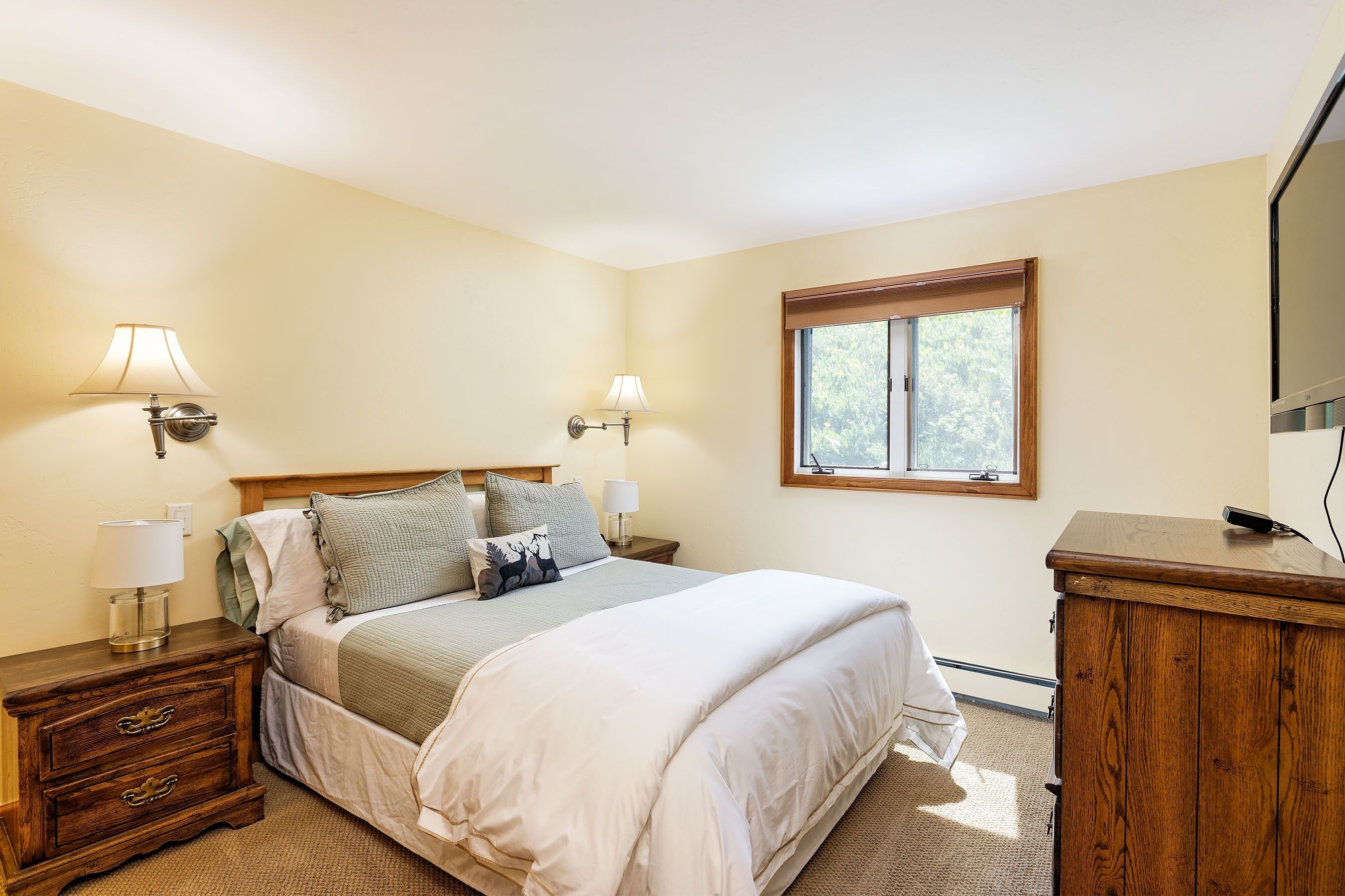 3 habitaciones y espacio para trabajar con laptop 