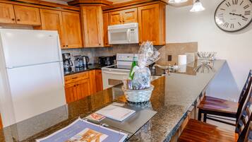 Lägenhet - 2 sovrum | Eget kök | Kylskåp, ugn, spishäll och kaffe- och tebryggare