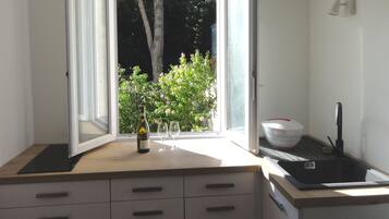 Réfrigérateur, micro-ondes, plaque de cuisson, cafetiÚre/bouilloire