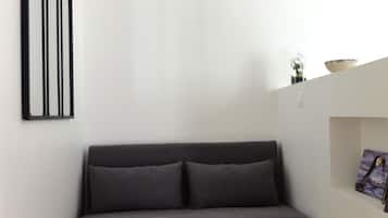 Televisie, boeken en een kantoor