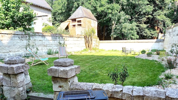 A patio with a grill, stone steps, and a grassy backyard. - L'etoile Loire - Un Jardin en Ville ! (Saumur)