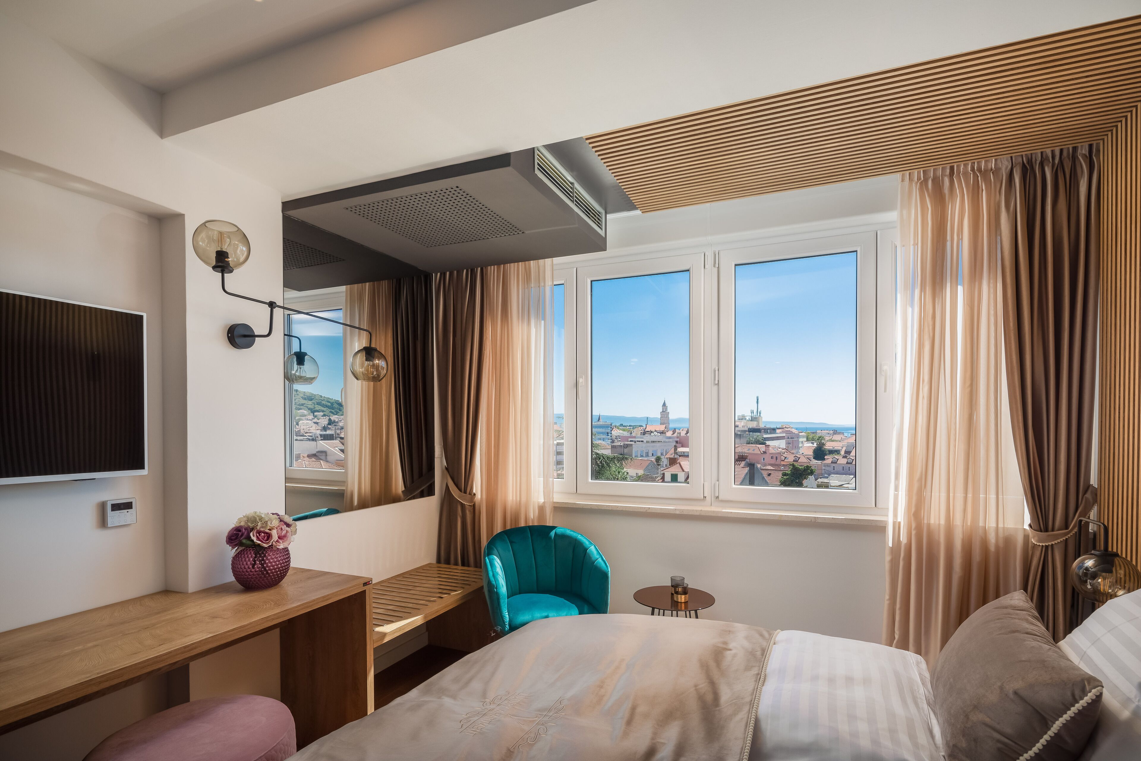 1 slaapkamer, een kluis op de kamer, een bureau