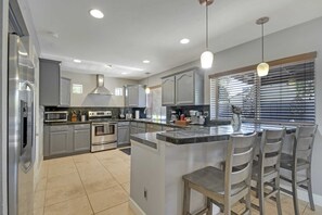 Fridge, microwave, oven, stovetop - 4 bdr, Two Master suite, billiards & desert oasis pool (Scottsdale)