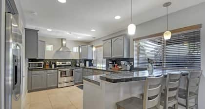 4 bdr, Two Master suite, billiards & desert oasis pool