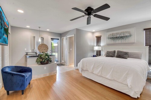 4 bdr, Two Master suite, billiards & desert oasis pool