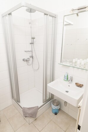 Dusche, Haartrockner, Handtücher, Seife