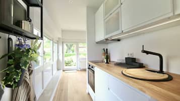 Fridge, oven, stovetop, coffee/tea maker