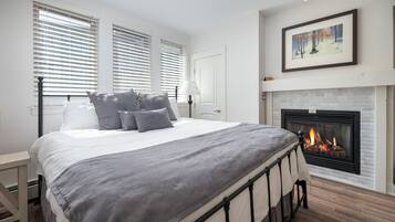 Tabla de planchar con plancha, acceso a internet y ropa de cama