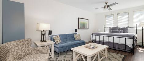 Een strijkplank/strijkijzer, internet, beddengoed