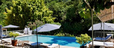 Una piscina al aire libre, una piscina climatizada