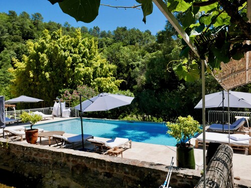 Magnifique moulin du18ème dans cadre exceptionnel, rivière ,piscine ,tennis 