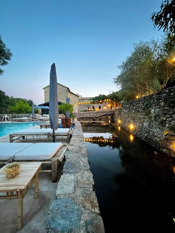 Outdoor pool, a heated pool - Magnifique Moulin Du18ème de 450m2 Dans Cadre Exceptionnel (Les Mages)