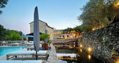 Magnifique moulin du18Ăšme dans cadre exceptionnel, riviĂšre ,piscine ,tennis