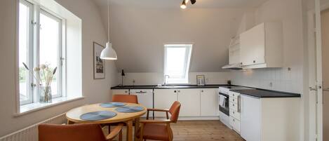 Comfort-lejlighed | Privat køkken | Køleskab, ovn, opvaskemaskine, køkkentøj/tallerkener/redskaber