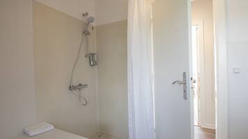 Comfort Apartment | Hand-held showerhead