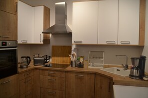 Fridge, microwave, stovetop, dishwasher - Ferienwohnung mit Balkon im Zentrum von Eberwalde (Eberswalde)