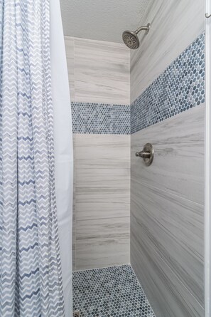 Ensemble douche/baignoire, sèche-cheveux, serviettes fournies